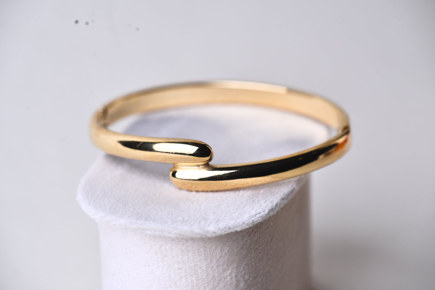 Minimal Overlap Gold Bangle
