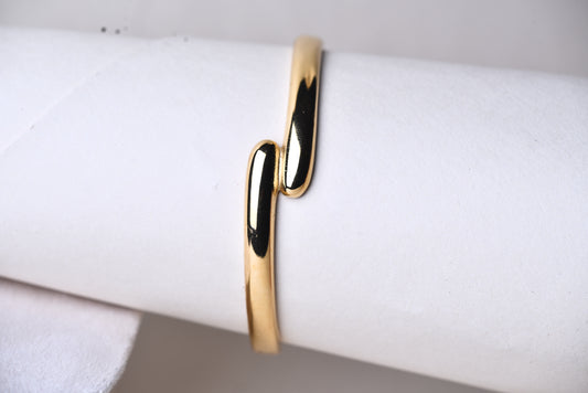 Minimal Overlap Gold Bangle
