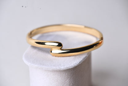 Minimal Overlap Gold Bangle